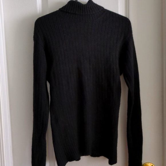 Women's Wide Ribbing Turtleneck Sweater - Black - Picture 3 of 5
